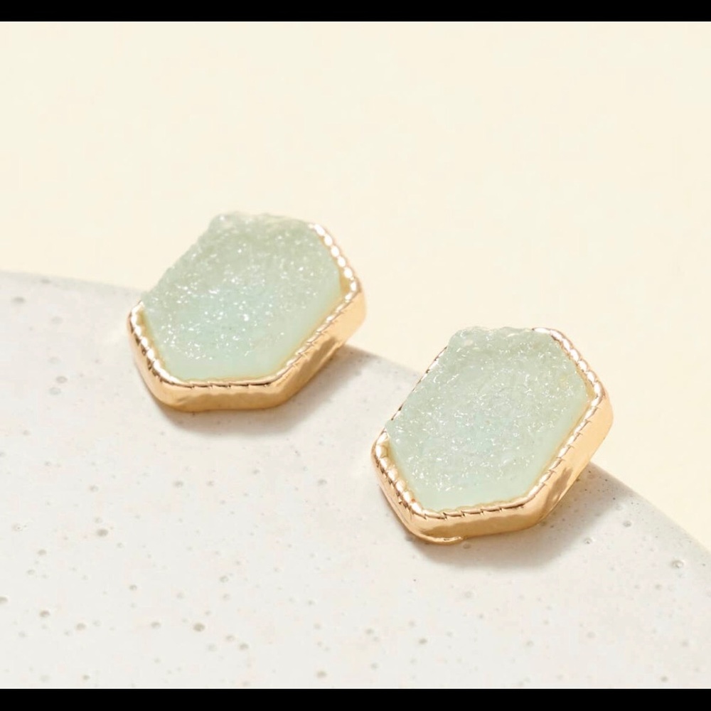 Druzy Stud earrings 
0.5”
Lead compliant Nickle free